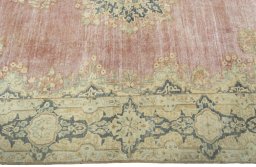 Corner detail of 1950s Vintage rug showing border pattern and Wool pile