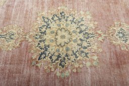 Central medallion detail of 1950s Vintage rug from Pakistan