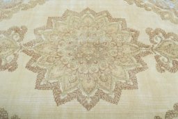 Central medallion detail of 1970s Vintage rug from Pakistan