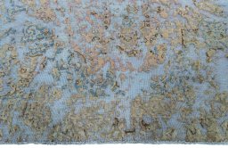Central medallion detail of 1950s Vintage rug from Pakistan
