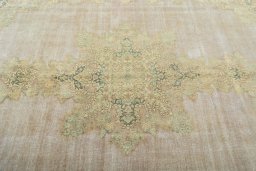 Central medallion detail of 1950s Vintage rug from Pakistan
