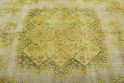 Central medallion detail of 1950s Vintage rug from Pakistan