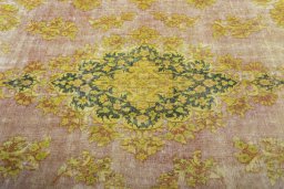 Central medallion detail of 1950s Vintage rug from Pakistan