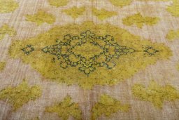 Central medallion detail of 1950s Vintage rug from Pakistan