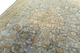 Backside of handmade 1950s Vintage rug showing knot structure and weave density