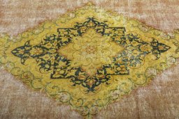 Central medallion detail of 1950s Vintage rug from Pakistan