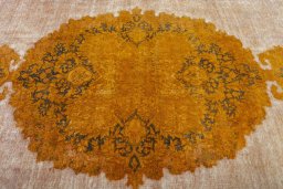 Central medallion detail of 1950s Vintage rug from Pakistan