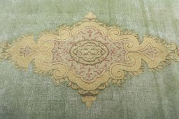 Central medallion detail of 1950s Vintage rug from Pakistan