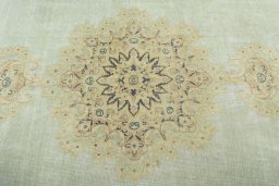 Central medallion detail of 1950s Vintage rug from Pakistan