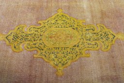 Central medallion detail of 1950s Vintage rug from Pakistan