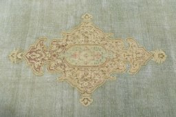 Central medallion detail of 1950s Vintage rug from Pakistan
