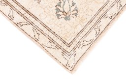 Central medallion detail of 1972s Vintage rug from Iran / Persia