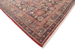 Central medallion detail of 1980s Vintage rug from Iran / Persia
