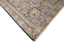 Central medallion detail of 1980s Vintage rug from Iran / Persia
