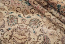 Central medallion detail of 1980s Vintage rug from Iran / Persia