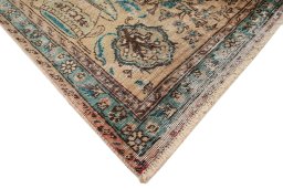 Central medallion detail of 1980s Vintage rug from Iran / Persia