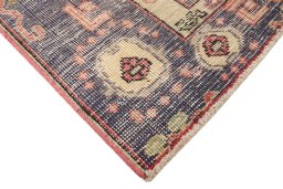 Central medallion detail of 1980s Vintage rug from Iran / Persia