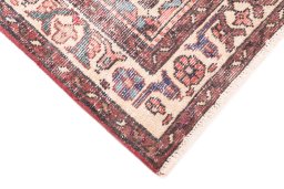 Central medallion detail of 1950s Vintage rug from Iran / Persia