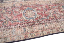 Backside of handmade 1970s Vintage rug showing knot structure and weave density