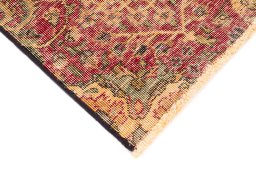 Central medallion detail of 1945s Vintage rug from Iran / Persia