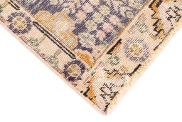 Central medallion detail of 1970s Vintage rug from Iran / Persia