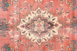 Central medallion detail of 1975s Vintage rug from Iran / Persia