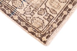 Central medallion detail of 1970s Vintage rug from Iran / Persia