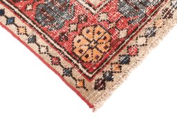 Central medallion detail of 1970s Vintage rug from Iran / Persia