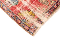 Central medallion detail of 1971s Vintage rug from Iran / Persia