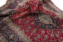 Surface texture of 2000s Kashan rug with natural Wool and intricate pattern