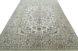 Surface texture of 2000s Kashan rug with natural Wool and intricate pattern