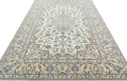 Surface texture of 2000s Kashan rug with natural Wool and intricate pattern
