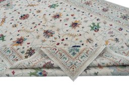 Central medallion detail of New Farahan rug from Pakistan