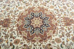 Central medallion detail of 2000s Tabriz 50/60/70 Raj rug from Iran / Persia