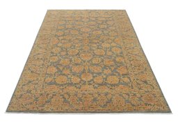 Surface texture of New Farahan rug with natural Wool and intricate pattern