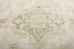 Central medallion detail of 1950s Vintage rug from Pakistan