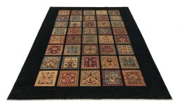 Surface texture of New Farahan rug with natural Wool and intricate pattern