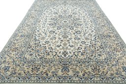Surface texture of 2000s Kashan rug with natural Wool and intricate pattern