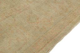 Central medallion detail of 1900s Oushak rug from Turkey