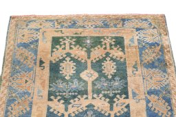 Surface texture of 1920s Oushak rug with natural Wool and intricate pattern
