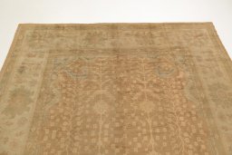 Surface texture of 1920s Oushak rug with natural Wool and intricate pattern