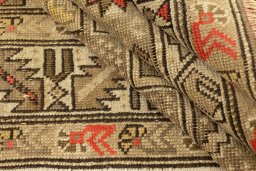 Full view of 1920s Shirvan rug from Iran / Persia, 142 × 104 cm in Gray tones