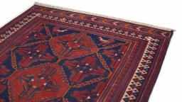 Surface texture of 1920s Sumakh rug with natural Wool and intricate pattern