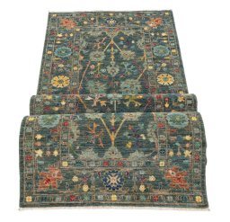 Central medallion detail of New Farahan rug from Pakistan