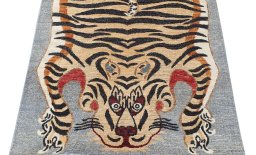 Surface texture of New Farahan rug with natural Wool and intricate pattern