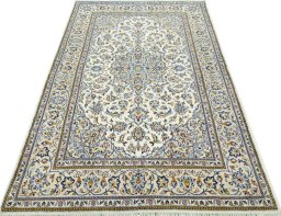 Surface texture of 2000s Kashan rug with natural Wool and intricate pattern