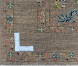 Corner detail of New Farahan rug showing border pattern and Wool pile
