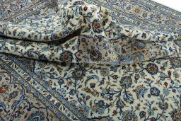 Surface texture of 2000s Kashan rug with natural Wool and intricate pattern