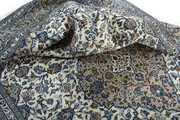 Surface texture of 2000s Kashan rug with natural Wool and intricate pattern