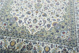 Close-up detail of New Kashan rug from Iran / Persia showing Cork weave